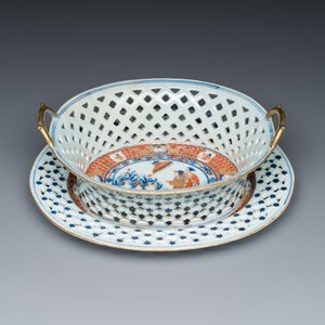 A very rare Chinese Imari-style 'La Dame au Parasol' basket and stand after Cornelis Pronk — photo 3