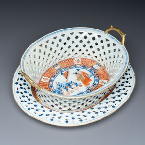 A very rare Chinese Imari-style 'La Dame au Parasol' basket and stand after Cornelis Pronk — photo 5