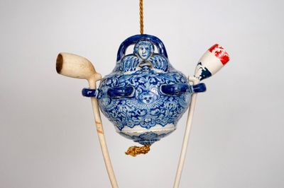 A very rare Dutch Delft blue and white clay pipe hanger, 17/18th C.
