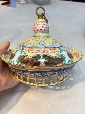 A very rare pair of Chinese Canton enamel lanterns with reverse painted glass panels, Qianlong — photo 9