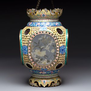 A very rare pair of Chinese Canton enamel lanterns with reverse painted glass panels, Qianlong — photo 19