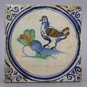 A very rare polychrome Dutch Delft tile with a rooster and a turnip, Haarlem ca. 1620 — 照片 1