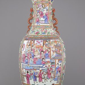 A very tall Chinese porcelain vase with a palace scene and dragon handles, Tongzhi, 19th C. — photo 1