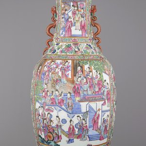 A very tall Chinese porcelain vase with a palace scene and dragon handles, Tongzhi, 19th C. — photo 2