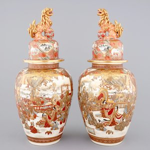 A very tall pair of Japanese Satsuma vases and covers, 19th C. — photo 1