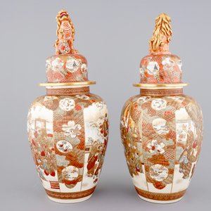A very tall pair of Japanese Satsuma vases and covers, 19th C. — photo 2