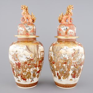 A very tall pair of Japanese Satsuma vases and covers, 19th C. — photo 3