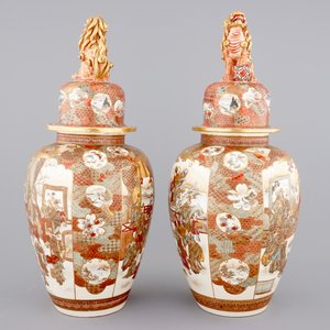A very tall pair of Japanese Satsuma vases and covers, 19th C. — photo 4