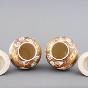 A very tall pair of Japanese Satsuma vases and covers, 19th C. — photo 5