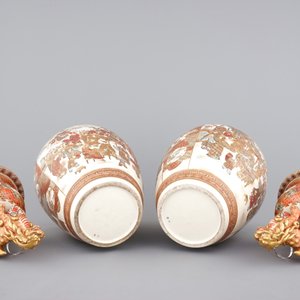 A very tall pair of Japanese Satsuma vases and covers, 19th C. — photo 6