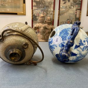 A Vietnamese 'Bat Trang' stoneware waterpipe and a Chinese 'Bleu de Hue' lime pot, 19th C. — 照片 11