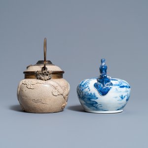 A Vietnamese 'Bat Trang' stoneware waterpipe and a Chinese 'Bleu de Hue' lime pot, 19th C. — 照片 3