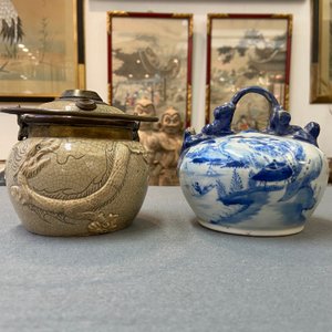 A Vietnamese 'Bat Trang' stoneware waterpipe and a Chinese 'Bleu de Hue' lime pot, 19th C. — 照片 9