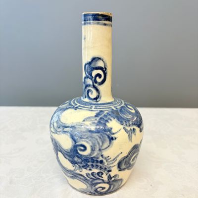A Vietnamese blue and white 'Dragon' vase — photo 2