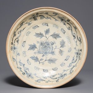 A Vietnamese blue and white 'lotus' dish, 15/16th C. — 照片 1
