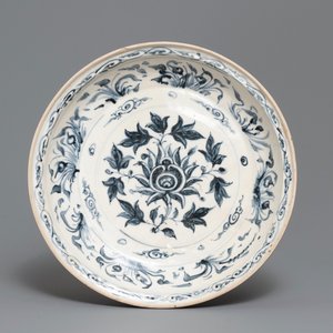 A Vietnamese blue and white 'lotus' dish, 15th C. — 照片 1