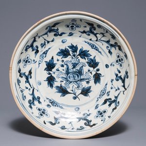 A Vietnamese blue and white 'lotus' shipwreck dish, Hoi An hoard, 15th C. — 照片 1