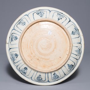 A Vietnamese blue and white 'lotus' shipwreck dish, Hoi An hoard, 15th C. — 照片 2
