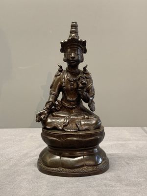 A Vietnamese bronze deity on a lotus throne, 18/19th C. — photo 1