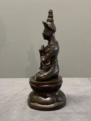 A Vietnamese bronze deity on a lotus throne, 18/19th C. — photo 2