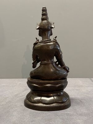 A Vietnamese bronze deity on a lotus throne, 18/19th C. — photo 3