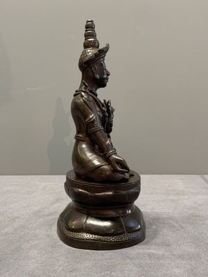 A Vietnamese bronze deity on a lotus throne, 18/19th C. — photo 4