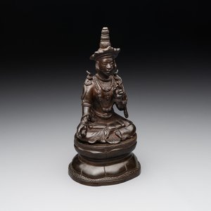 A Vietnamese bronze deity on a lotus throne, 18/19th C. — photo 1