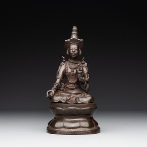 A Vietnamese bronze deity on a lotus throne, 18/19th C. — photo 2
