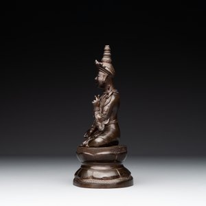A Vietnamese bronze deity on a lotus throne, 18/19th C. — photo 3
