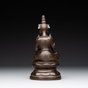 A Vietnamese bronze deity on a lotus throne, 18/19th C. — photo 4