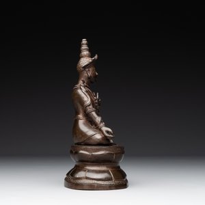 A Vietnamese bronze deity on a lotus throne, 18/19th C. — photo 5