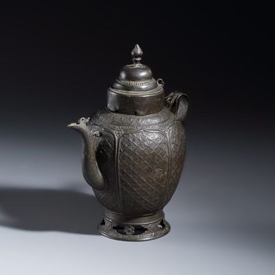 A Vietnamese bronze ewer and cover, 15/16th C.