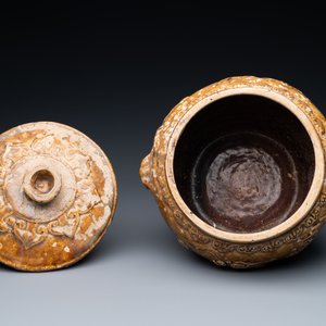 A Vietnamese brown-glazed 'dragon and deer' bowl and cover, 15/16th C. — photo 6