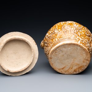 A Vietnamese brown-glazed 'dragon and deer' bowl and cover, 15/16th C. — photo 7