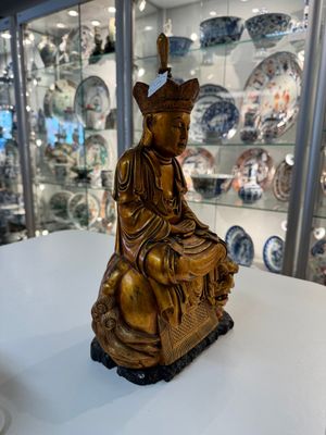A Vietnamese gilt-red-lacquered wooden sculpture of Bodhisattva, 19/20th C. — photo 2