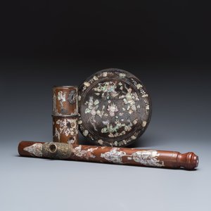 A Vietnamese mother-of-pearl-inlaid opium pipe, water pipe and covered box — 照片 1