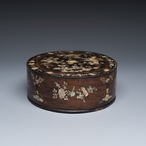 A Vietnamese mother-of-pearl-inlaid opium pipe, water pipe and covered box — 照片 14