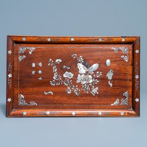 A Vietnamese mother-of-pearl-inlaid wooden opium tray, 19th C. — 照片 1