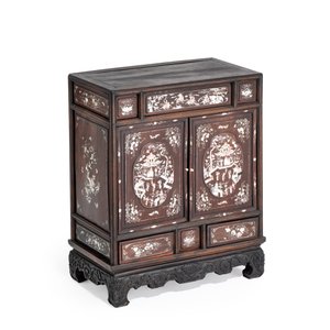 A Vietnamese mother-of-pearl-inlaid wooden two-door cabinet — 照片 1