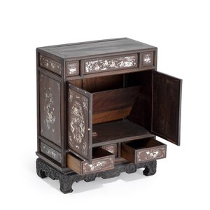 A Vietnamese mother-of-pearl-inlaid wooden two-door cabinet — 照片 2
