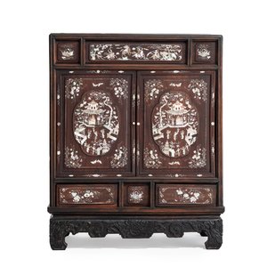 A Vietnamese mother-of-pearl-inlaid wooden two-door cabinet — 照片 3