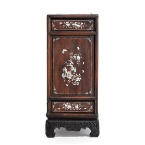 A Vietnamese mother-of-pearl-inlaid wooden two-door cabinet — 照片 4
