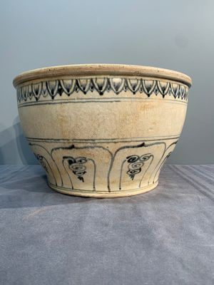 A Vietnamese or Annamese blue and white basin with floral design, 16th C. — photo 1