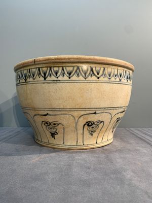 A Vietnamese or Annamese blue and white basin with floral design, 16th C. — photo 4