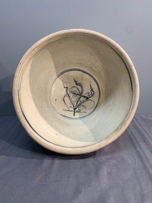 A Vietnamese or Annamese blue and white basin with floral design, 16th C. — photo 5