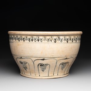 A Vietnamese or Annamese blue and white basin with floral design, 16th C. — photo 1