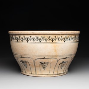 A Vietnamese or Annamese blue and white basin with floral design, 16th C. — photo 2