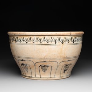 A Vietnamese or Annamese blue and white basin with floral design, 16th C. — photo 3
