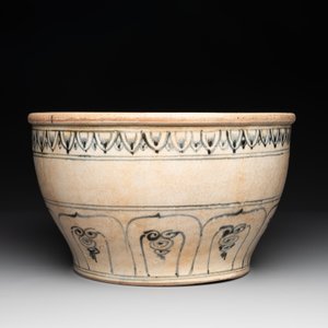 A Vietnamese or Annamese blue and white basin with floral design, 16th C. — photo 4