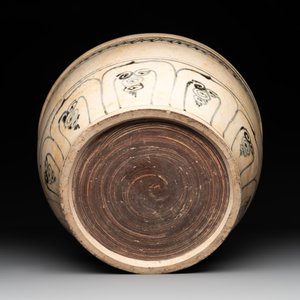 A Vietnamese or Annamese blue and white basin with floral design, 16th C. — photo 6